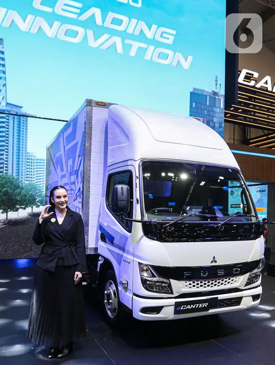 PT Krama Yudha Tiga Berlian Motors (KTB) sebagai distributor kendaraan niaga Fuso di Indonesia akhirnya meluncurkan truk listrik pertama di Indonesia, Fuso eCanter. (Liputan6.com/Angga Yuniar)