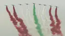 Sejumlah pesawat mengudara di atas langit Beirut, mengeluarkan asap dengan warna-warna bendera nasional Lebanon, dalam perayaan seratus tahun berdirinya Lebanon Raya, di Beirut, Lebanon (1/9/2020). (Xinhua/Bilal Jawich)