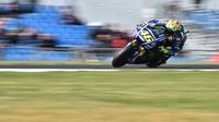 Pembalap Movistar Yamaha, Valentino Rossi saat beraksi pada latihan bebas MotoGP Australia 2017 di Sirkuit Phillip Island, Jumat (20/10/2017). (PAUL CROCK / AFP)