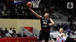 Pebasket Timnas Indonesia, Arki Dikania Wahyu (kiri) melakukan lompatan mencetak angka saat melawan China pada laga playoff perempat final FIBA Asia Cup 2022 di Istora Senayan, Jakarta, Senin (18/7/2022). Langkah timnas basket Indonesia di ajang FIBA Asia Cup 2022 terhenti usai menelan kekalahan telak 58-108 dari China. (Liputan6.com/Helmi Fithriansyah)