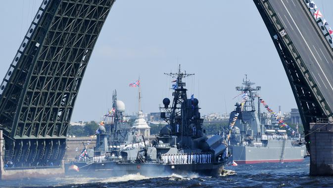 Sejumlah pelaut berjajar rapi di dek saat kapal perang Rusia berlayar selama parade Hari Angkatan Laut di Sungai Neva, Saint Petersburg, Rusia, Minggu (29/7). (Kirill Kudryavtsev/AFP)