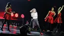 Dengan busana yang simpel, Taylor Swift tetap memesona saat di atas panggung (Liputan6.com/Faizal Fanani)