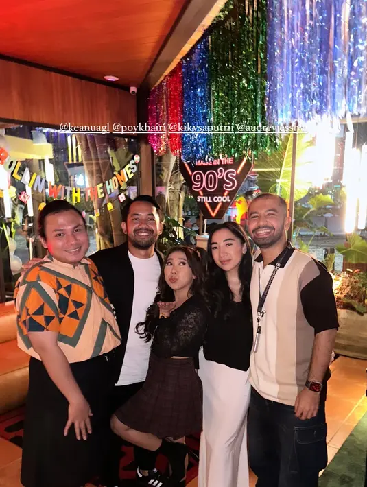 Kiky Saputri padukan atasan brukat hitam dengan rok mini ruffle cokelat. Boots hitam jadi penutup tampilan Kiky. [@hassanalaydrus]