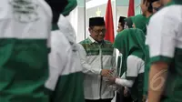 Ketua Umum DPP PKB Muhaimin Iskandar memberikan ucapan selamat kepada pengurus baru Dewan Pimpinan Nasional (DPN) Gerakan Mahasiswa Satu Bangsa (Gemasaba) di Kantor DPP PKB, Jakarta, Jumat (8/5/2015). (Liputan6.com/Johan Tallo)