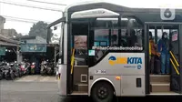 Layanan transportasi umum Biskita Transpakuan berhenti di halte pemberhentian bus di kawasan Kota Bogor, Jawa Barat, Senin (14/11/2022). Penetapan tarif ditargetkan pada awal tahun depan, sampai saat ini Pemkot Bogor masih membuat kajian terkait hal tersebut. (Liputan6.com/Magang/Aida Nuralifa)