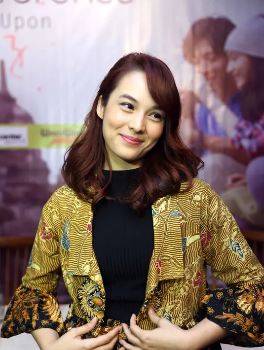 Chelsea Islan pada awalnya mengalami kesulitan saat bersanding dengan aktor dan aktris Jepang, namun obrolan tentang makanan dan budaya masing-masing menjadikan chemistry tersebut. (Nurwahyunan/Bintang.com)