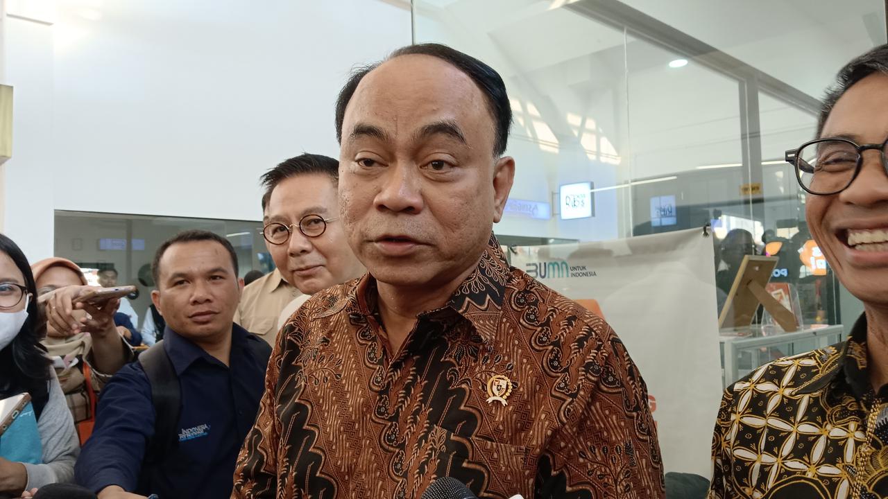 Menteri Komunikasi dan Informatika Budi Arie Setiadi  di Pos Bloc Jakarta, Rabu (23/8/2023). Arie mengatakan Kompinfo terus memutuskan akses aplikasi pinjol ilegal dan investasi bodong. (Siti/Merdeka.com)