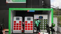 Pengendara ojek online (ojol) mengganti baterai di Stasiun Pengisian Kendaraan Listrik Umum (SPKLU) dan Battery Swapping Station SPBU Pertamina, MT. Haryono, Jakarta, Senin (7/11/2022). Sejak pemerintah resmi menaikkan harga BBM mulai dari pertalite, solar dan pertamax, kendaraan bermotor listrik berbasis baterai (KBLBB) sebagai alternatif kendaraan kembali ramai dibicarakan. (Liputan6.com/Herman Zakharia)