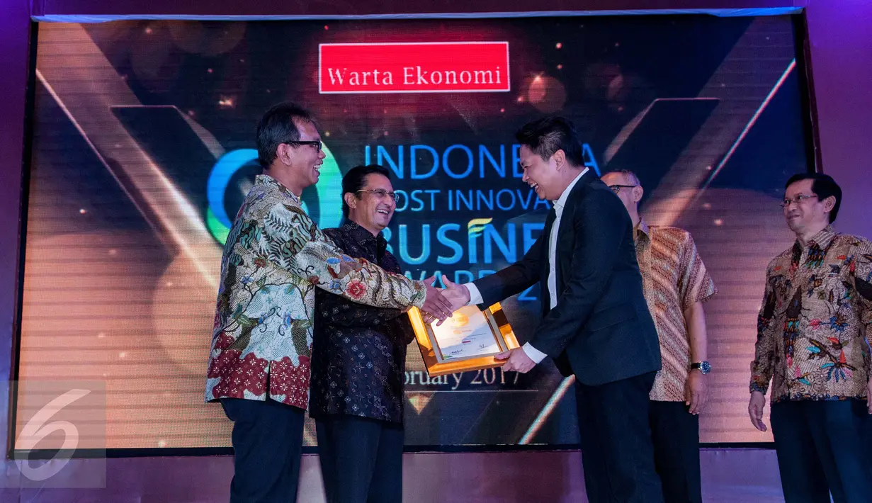 Perwakilan dari Emtek, Iwan Triono menerima penghargaan di Hotel Pullman, Jakarta, Jumat (24/2). Emtek mendapat penghargaan The Winner of Indonesia Most Innovative Business Award 2017 Category Advertising, Printing, and Media.(Liputan6.com/Gempur M Surya)