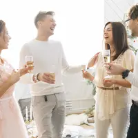 Gambaran mingle party yang merobohkan batas interaksi tamu dan pemilik acara | copyright freepik