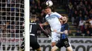 Gelandang Lazio, Sergej Milinkovic-Savic, menyundul bola ke gawang Inter Milan pada laga Serie A di Stadion Giuseppe Meazza, Minggu (31/3). Inter Milan takluk 0-1 dari Lazio. (AP/Matteo Bazzi)