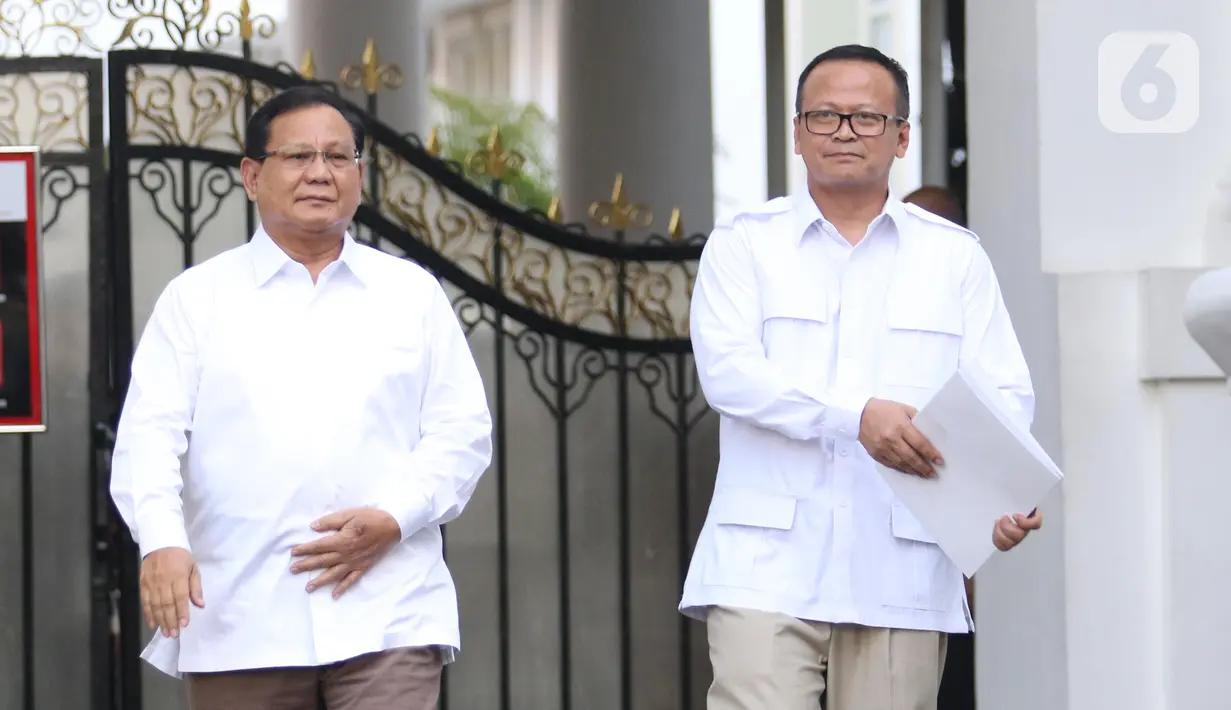 Ketua Umum Partai Gerindra Prabowo Subianto (kiri) didampingi Wakil Ketua Umum Partai Gerindra, Edhy Prabowo meninggalkan Kompleks Istana Kepresidenan di Jakarta, Senin (21/10/2019). Prabowo mengatakan, Presiden Jokowi meminta dirinya membantu di bidang pertahanan. (Liputan6.com/Angga Yuniar)