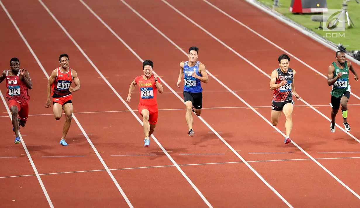 Sprinter Indonesia, Lalu Muhammad Zohri (kedua kiri) saat lari nomor 100 meter putra pada final atletik Asian Games 2018 di Stadion Utama GBK, Jakarta (26/8). Lalu Muhammad Zohri finis diurutan ketujuh. (Liputan6.com/Fery Pradolo)