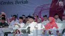 Cawapres nomor urut 01 Ma'ruf Amin (dua kanan) berbincang dengan Menko Polhukam Wiranto saat menghadiri deklarasi dukungan Arus Baru Muslimah di Istora Senayan,  Jakarta, Minggu (24/2). (Liputan6.com/Faizal Fanani)