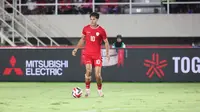 Pemain Timnas Indonesia,&nbsp;Rafael Struick menggiring bola&nbsp;saat&nbsp;laga Grup B Piala AFF 2024 melawan Filipina yang berlangsung di Stadion Manahan, Solo, Jawa Tengah, Sabtu (21/12/2024). (Bola.com/Abdul Aziz)