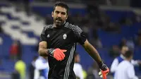 Kiper Juventus Gianluigi Buffon melakukan pemanasan jelang laga melawan Olympique Lyon di Parc Olympique Lyonnais, Lyon, 18 Oktober 2016. (AFP/Philippe Desmazes)