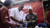 Tri Rismaharini-Whisnu Sakti Buana membuka Posko Relawan (Liputan6.com/ Dian Kurniawan)