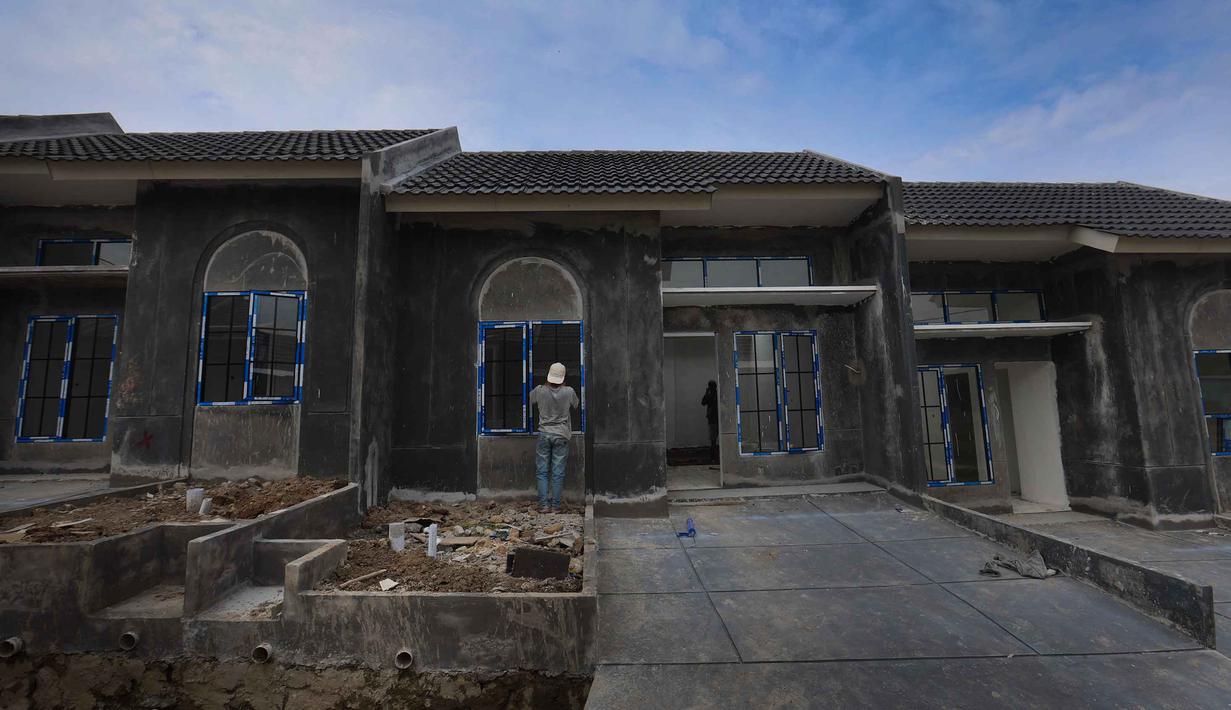 Strategi ini didukung penuh optimalisasi kuota FLPP dan perluasan akses pekerja informal. Tampak dalam foto, pekerja menyelesaikan pembangunan perumahan subsidi di Kabupaten Bogor, Jawa Barat, Selasa (24/2/2026). (Kapanlagi.com/Budy Santoso)