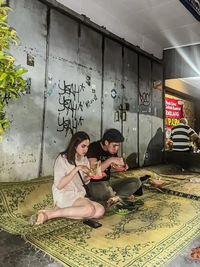 Syifa Hadju saat Makan Nasi Kucing Lesehan Bersama El Rumi. [@elelrumi]