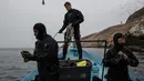 Penyelam bersiap menyelam untuk melihat kapal yang karam di lepas Pantai Ancon, dekat Lima, Peru, Minggu (27/3). (AP Photo/Rodrigo Abd)