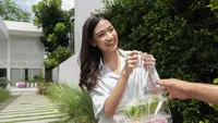 Pesan antar atau Makan di Tempat: Mana yang Lebih Hemat Waktu dan Biaya