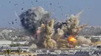 Asap dan api membubung dari tempat penampungan Gath, yang menampung pengungsi Palestina, setelah serangan udara Israel di sebelah barat Khan Yunis, Jalur Gaza selatan pada 31 Januari 2026. Serangan udara Israel kembali menghantam apartemen tempat tinggal warga, tenda pengungsian, serta sebuah kantor polisi di wilayah Gaza. (Bashar Taleb/AFP)