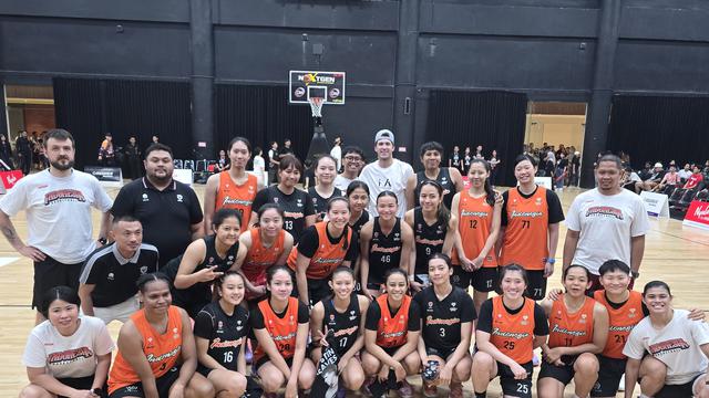 Timnas basket putri Indonesia berfoto bareng dengan Austin Reaves