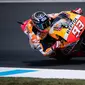 Pebalap Repsol Honda, Marc Marquez, saat beraksi pada sesi latihan bebas ke tiga di Sirkuit Motegi, Jepang, Sabtu (20/10/2018). Marc Marquez finis diurutan ke empat dengan catatan waktu 45.289 detik. (AFP/Martin Bureau)