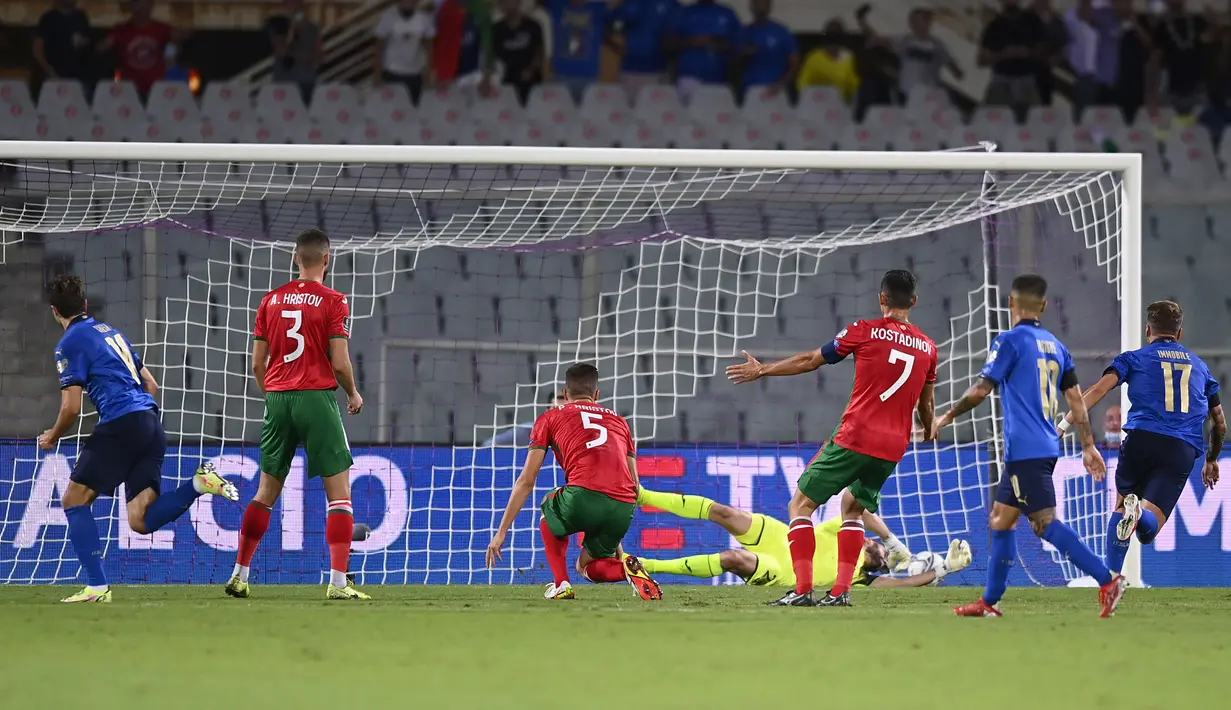 Pemain Italia Federico Chiesa (kiri) mencetak gol ke gawang Bulgaria pada pertandingan sepak bola Grup C kualifikasi Piala Dunia 2022 di Stadion Artemio Franchi, Florence, Italia, Kamis (2/9/2021). Pertandingan berakhir dengan skor 1-1. (Fabio Ferrari/LaPresse via AP)