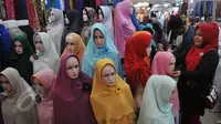 Pengunjung melihat busana muslim di salah satu pusat perbelanjaan di Jakarta, Rabu (3/6/2015). Jelang memasuki bulan suci Ramadan, warga mulai ramai berburu busana muslim. (Liputan6.com/Johan Tallo)