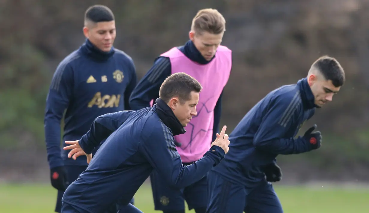 Gelandang Manchester United,  Ander Herrera melakukan pemanasan selama latihan di Carrington, Inggris (11/12). MU akan melawan Valencia pada grup H Liga Champions di stadion Estadio Mestalla, Spanyol. (AFP Photo/Lindsey Parnaby)