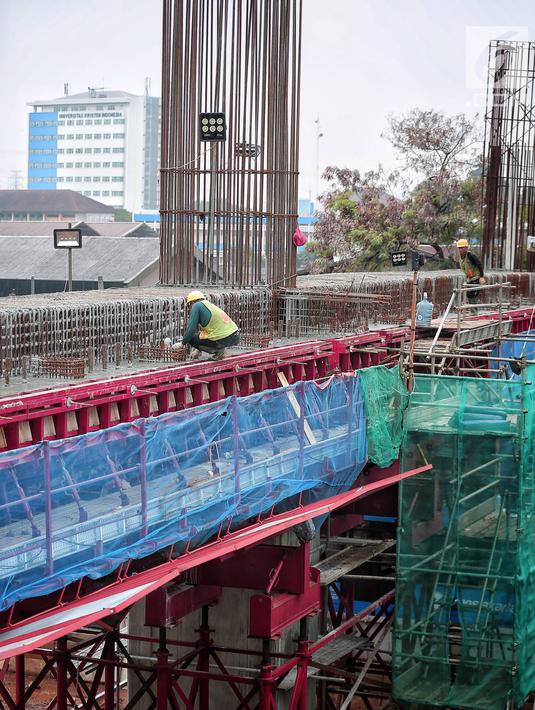 Aktivitas pekerja pembangunan proyek Light Rail Transit (LRT) Jabodebek fase I di kawasan Cawang, Jakarta, Senin (14/1). Stasiun tersebut bakal jadi titik transit dari Bekasi Timur ke Cibubur atau Bekasi Timur-Dukuh Atas. (Liputan6.com/Faizal Fanani)
