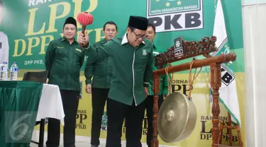 Ketum PKB Muhaimin Iskandar (Cak Imin) memukul gong pada Pembukaan Rakornas LPP DPP PKB, Jakarta, Sabtu (29/4). Muhaimin mengatakan PKB menargetkan tahun 2019 harus memenangkan Pemilu atau minimal kedua partai terbesar. (Liputan6.com/Angga Yuniar)