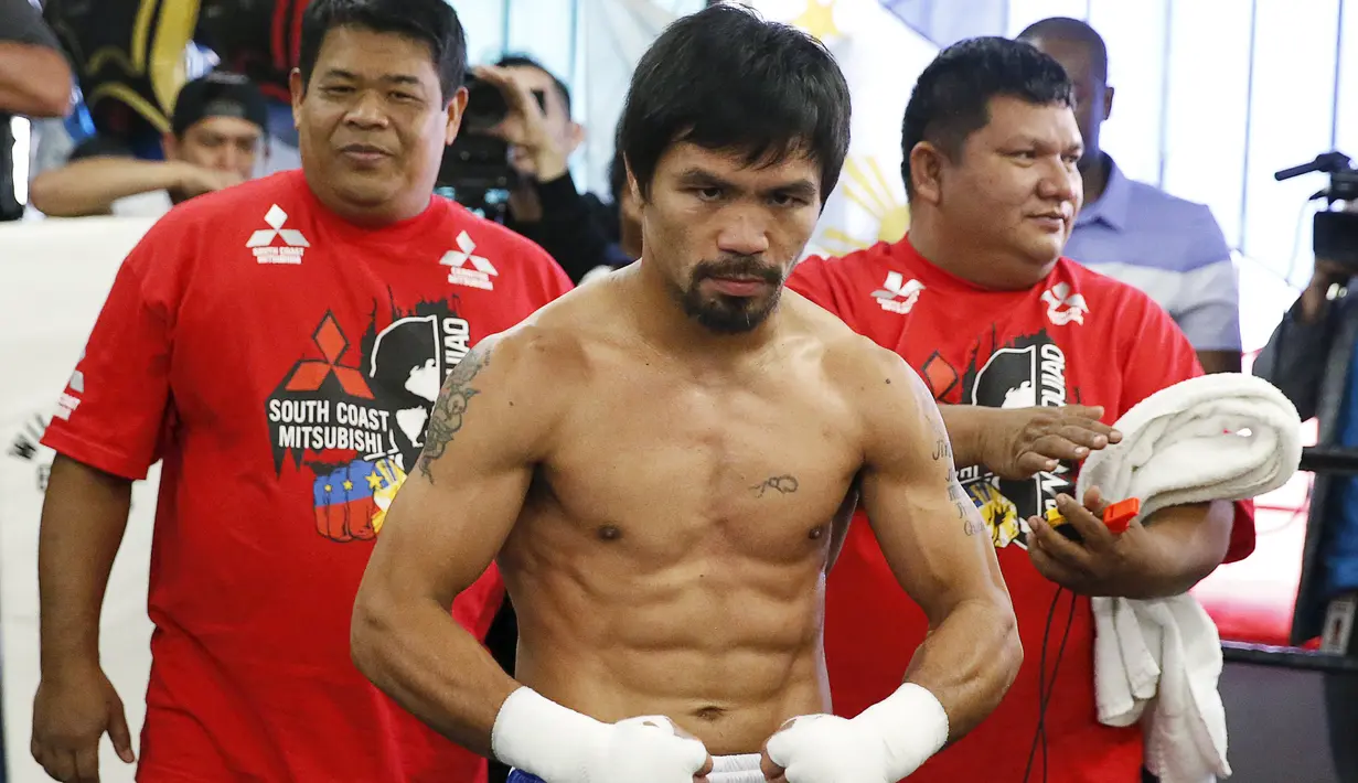 Petinju Manny Pacquiao memamerkan tubuh atletisnya seusai latihan jelang pertarungan melawan Tim Bradley di Hollywood, Los Angeles, California, Rabu (30/3). Petinju berjuluk ‘Pacman’ itu akan menantang Bradley pada 9 April 2016. (REUTERS/Lucy Nicholson)