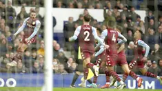 Pemain Aston Villa Emiliano Buendia (kiri) melakukan selebrasi usai mencetak gol ke gawang Everton pada pertandingan sepak bola Liga Inggris di Stadion Goodison Park, Liverpool, Inggris, 22 Januari 2022. Aston Villa menang dengan skor 1-0. (AP Photo/Jon Super)