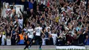 Gelandang Tottenham Hotspur, Victor Wanyama, melakukan selebrasi usai mencetak gol ke gawang Manchester United  pada laga lanjutan Premier League, di Stadion White Hart Lane, Minggu (14/5/2017). Tottenham Hotspur meraih kemenangan 2-1. (AFP/Ian Kington)