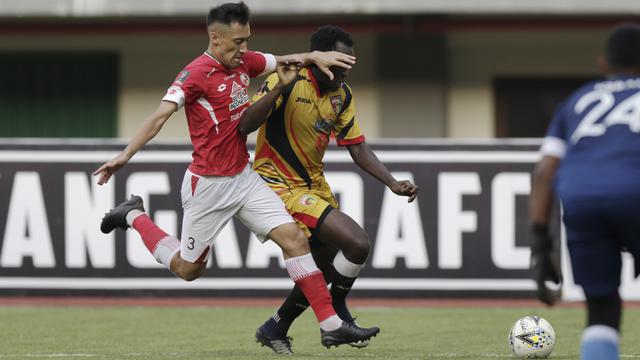 Striker Mitra Kukar, Musa Njie, berusaha melewati bek Semen Padang, Shukurali Pulatov, pada laga Piala Presiden 2019. (Bola.com/Yoppy Renato)