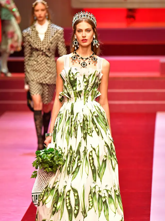 Dolce & Gabbana Tampilkan Tas Pasar Isi Sayur di Milan