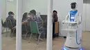 Robot Amy membawa nampan berisi air kemasan saat simulasi membantu petugas medis dalam menangani pasien virus corona COVID-19 di Rumah Sakit Pertamina Jaya (RSPJ), Jakarta, Kamis (16/4/2020). Amy akan digunakan untuk membawa makanan, obat, dan segala kelengkapan lain untuk pasien. (ADEK BERRY/AFP)