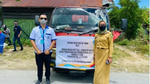 Operasi pasar kelangkaan minyak tanah di Kota Tual, Maluku (Foto: Ist)