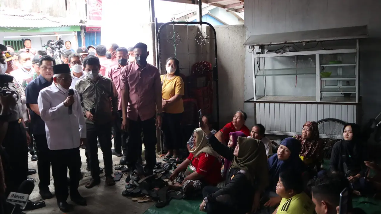 Wakil Presiden Ma’ruf Amin meninjau lokasi kebakaran Depo Pertamina Plumpang, Jakarta Utara, pada Sabtu (4/3/2023).