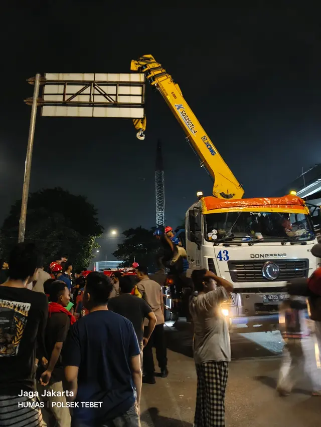 Evakuasi Dramatis Bocah Terjebak di Lubang Proyek Tebet
