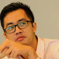 Juri Indonesian Short Film Festival 2015, Dennis Adishwara saat konferensi pers di SCTV Tower, Jakarta, Selasa (24/3). Dalam rangka merayakan ulang tahun ke-25, SCTV menggelar kompetisi film pendek yakni ISFF 2015. (Liputan6.com/Faisal R Syam)