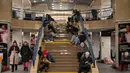 Angkatan udara Ukraina juga telah mengeluarkan peringatan rudal di seluruh negeri. Tampak dalam foto, warga berlindung di stasiun metro selama serangan pesawat tak berawak dan rudal Rusia di Kyiv, Ukraina, pada 9 Januari 2026 pagi hari waktu setempat, di tengah invasi Rusia ke Ukraina. (Serhii Okunev/AFP)