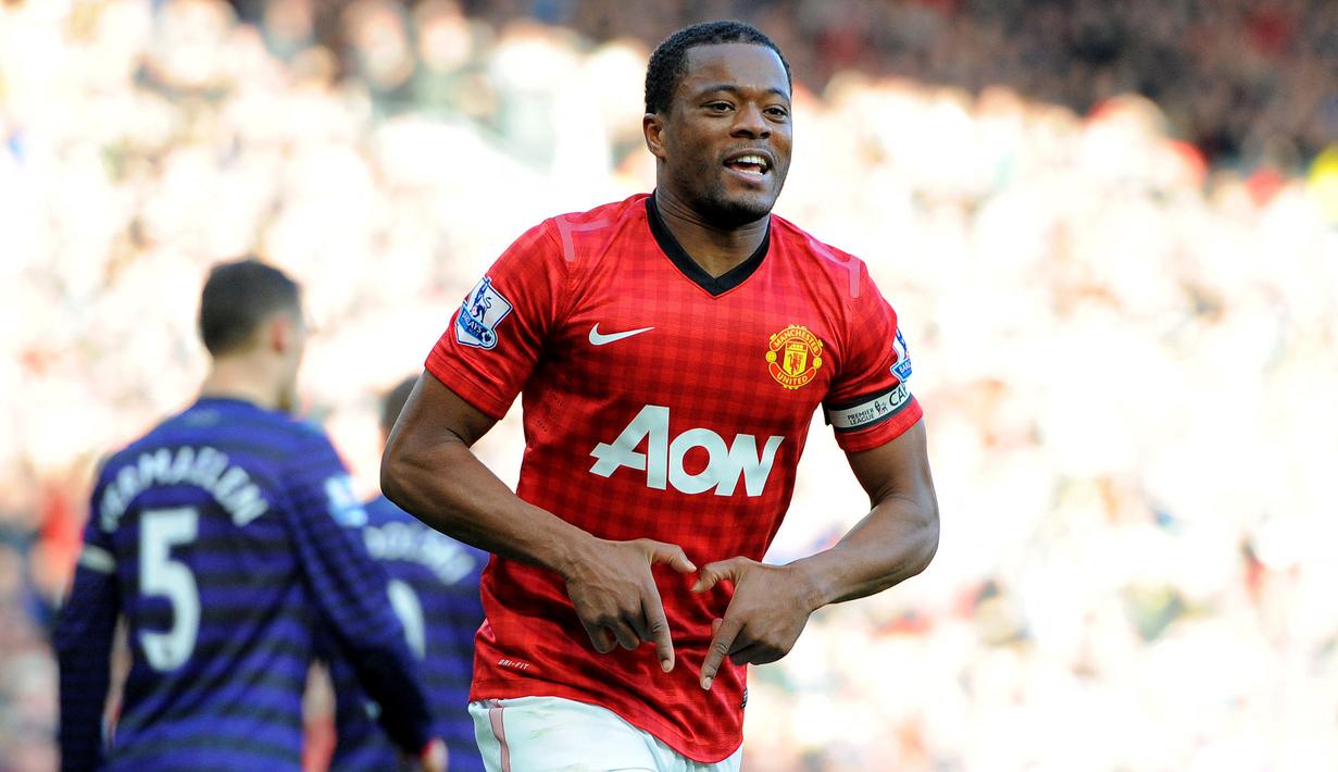 Patrice Evra didatangkan ke Old Trafford pada Januari 2006. Sempat kesulitan beradaptasi, Evra akhirnya berhasil membuktikan sebagai salah satu bek kiri terbaik di dunia. Ia berkontribusi atas 5 gelar Liga Inggris, 3 Piala Liga, Piala Dunia Antarklub, dan piala Liga Champions. (AFP/Andrew Yates)