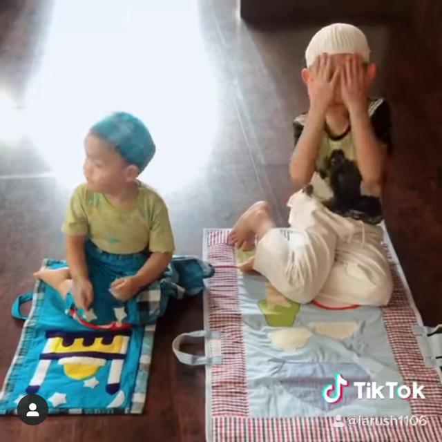 Masih Kecil, Ini Potret Gemas 5 Anak Selebriti Saat Belajar Sholat