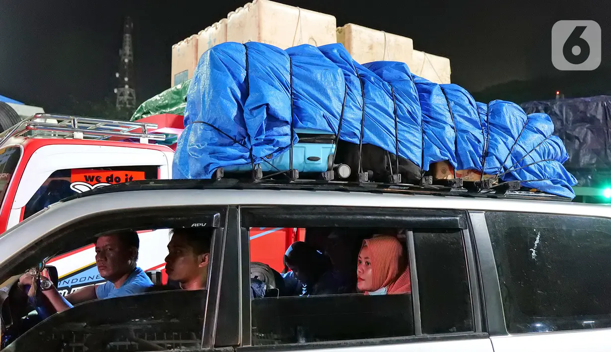 Sejumlah penumpang saat menunggu menaiki kapal ferry di Pelabuhan Merak Banten, Rabu (5/5/2021) dinihari.  Pemerintah melarang mudik Lebaran selama 12 hari, mulai tanggal 6 hingga 17 Mei 2021 guna mencegah penularan Covid-19. (Liputan6.com/Herman Zakharia)