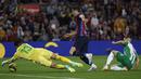<p>Sebelumnya, Real Madrid juga menang 4-2 atas Almeria. Karim Benzema mencetak hattrick dan satu gol lagi dilesakkan oleh Rodrygo. (AP Photo/Joan Monfort)</p>