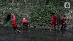 Sejumlah anak-anak mencari belut di anak kali menteng, Jakarta, Selasa (8/6/2021). Ruang bermain anak-anak di Jakarta kian terbatas. Terbatas lahan bermain membuat anak-anak Jakarta bermain ditempat yang tak semestinya demi mencari kesenangan. (Liputan6.com/Faizal Fanani)