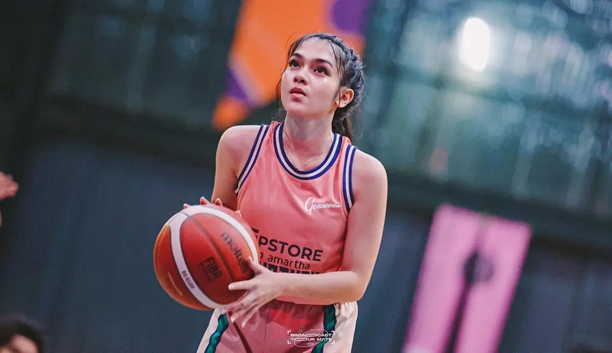 Tak hanya soal akting, namun Davina Karamoy juga berbakat dalam olahraga, terutama basket. Dirinya juga beberapa kali sempat mengunggah momen saat bermain basket di media sosial.(Liputan6.com/IG/@davinaakaramoy)